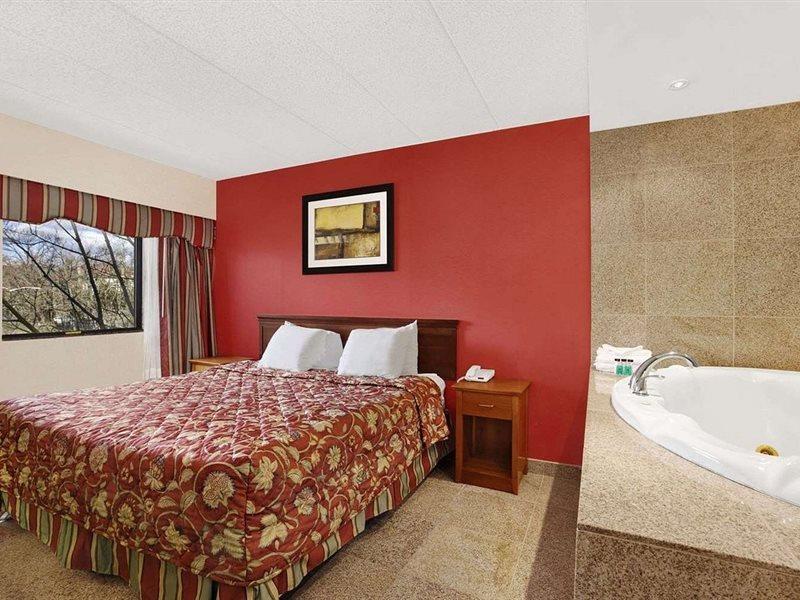 מלון Ramada By Wyndham איסט אורנג' מראה חיצוני תמונה