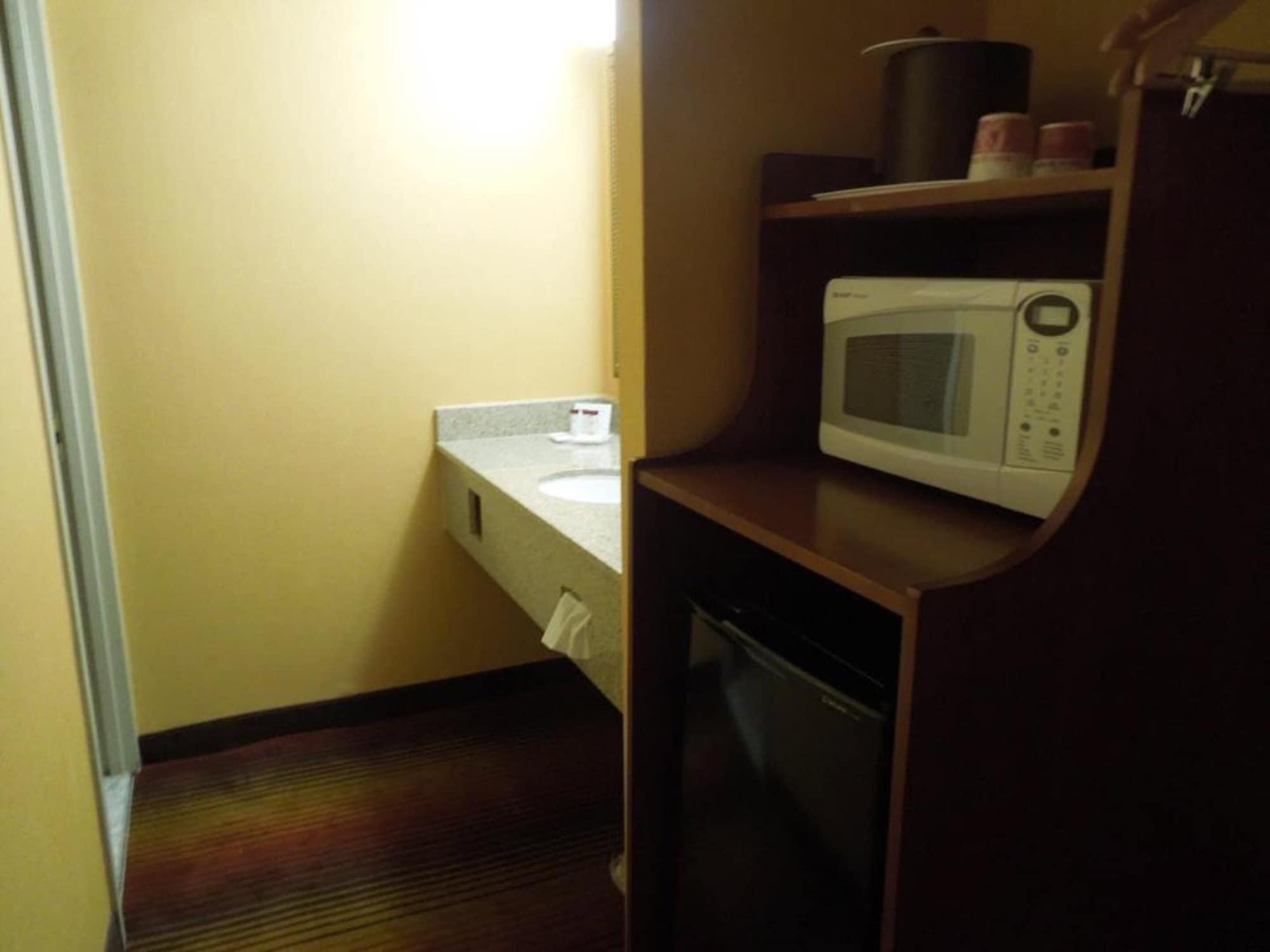 מלון Ramada By Wyndham איסט אורנג' מראה חיצוני תמונה