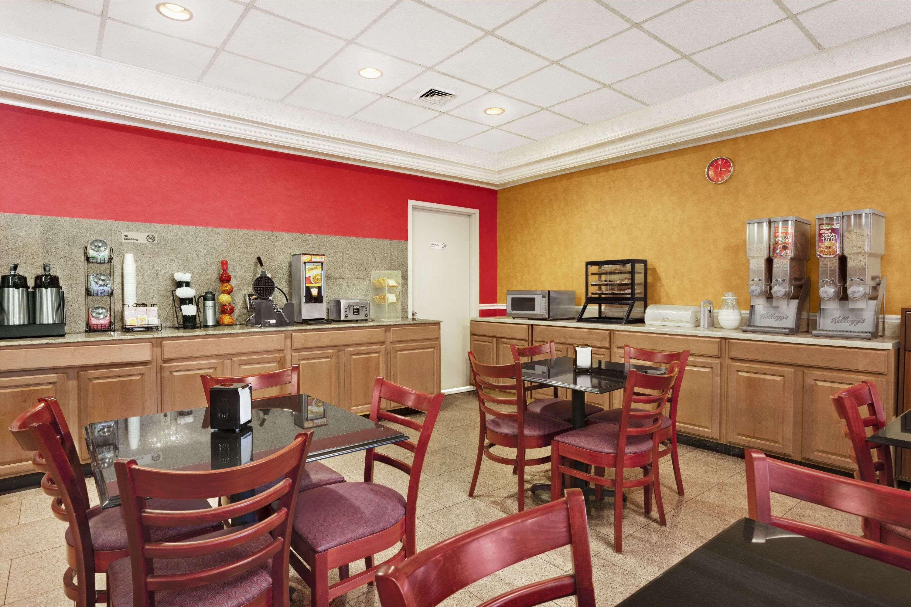 מלון Ramada By Wyndham איסט אורנג' מראה חיצוני תמונה